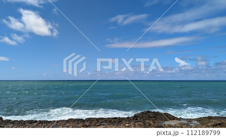 ハワイの海と波しぶき ハワイの海と波しぶき 112189799