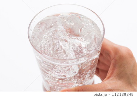 炭酸水を飲む女性の手元 112189849