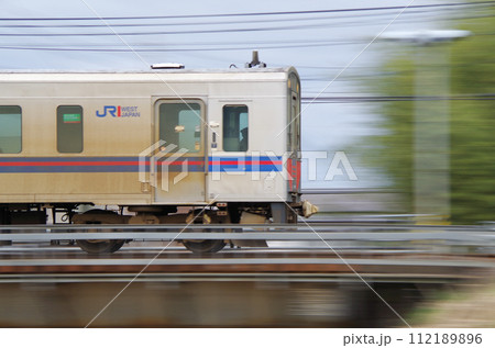 高速で通過する普通列車(キハ126系ディーゼル気動車) 高速で通過する普通列車(キハ126系ディーゼル気動車) 112189896