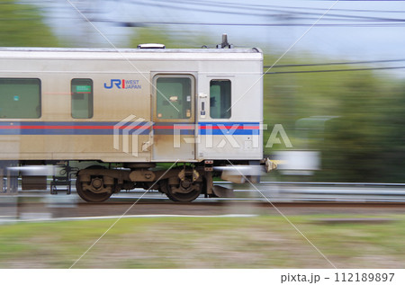 高速で通過する普通列車(キハ126系ディーゼル気動車) 高速で通過する普通列車(キハ126系ディーゼル気動車) 112189897