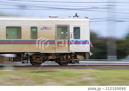 高速で通過する普通列車(キハ126系ディーゼル気動車) 高速で通過する普通列車(キハ126系ディーゼル気動車) 112189898