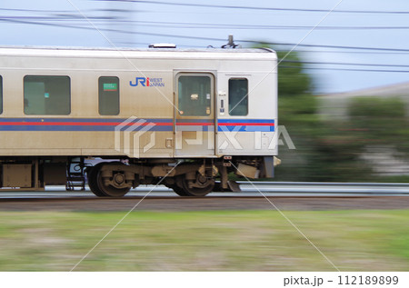 高速で通過する普通列車(キハ126系ディーゼル気動車) 高速で通過する普通列車(キハ126系ディーゼル気動車) 112189899
