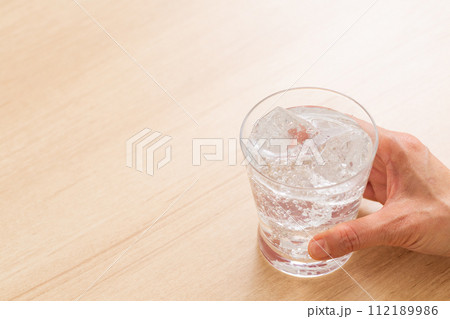 炭酸水を飲む女性の手元 112189986