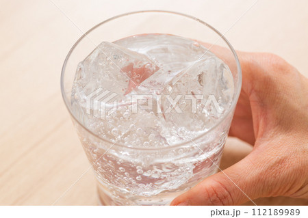 炭酸水を飲む女性の手元 炭酸水を飲む女性の手元 112189989
