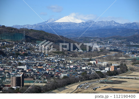 冬の浅間山と高崎市街地 112190400