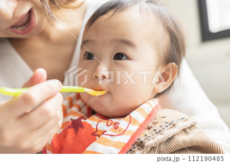 離乳食を食べる赤ちゃん 離乳食を食べる赤ちゃん 112190485