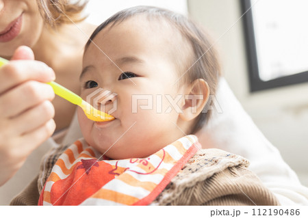 離乳食を食べる赤ちゃん 離乳食を食べる赤ちゃん 112190486