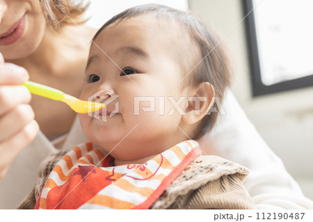 離乳食を食べる赤ちゃん 離乳食を食べる赤ちゃん 112190487
