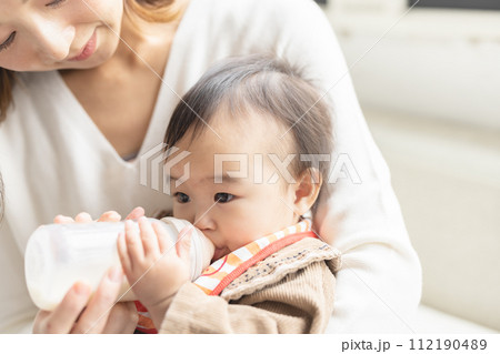 赤ちゃんにミルクをあげる母親 赤ちゃんにミルクをあげる母親 112190489