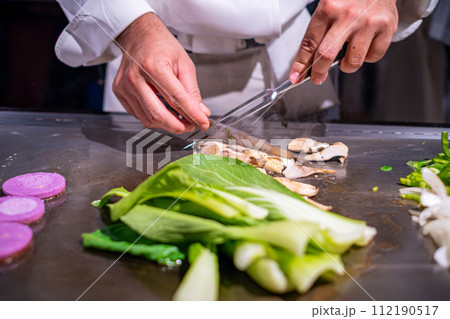 【#鉄板焼】野菜炒めを作るシェフの手元 【#鉄板焼】野菜炒めを作るシェフの手元 112190517