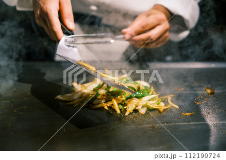 【#鉄板焼】野菜炒めを作るシェフの手元 112190724