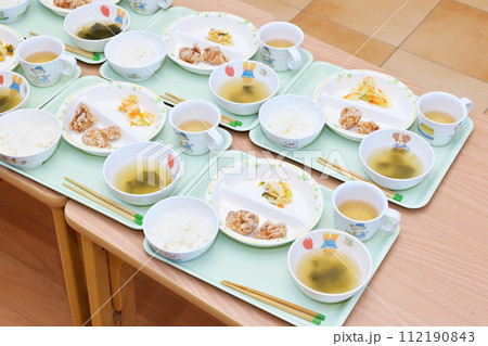 配膳された給食 学校給食 施設の食事 給食のおかず 子供の食事 イメージ素材 配膳された給食 学校給食 施設の食事 給食のおかず 子供の食事 イメージ素材 112190843