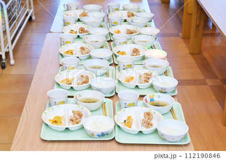 配膳された給食　学校給食　施設の食事　給食のおかず　子供の食事　イメージ素材 112190846