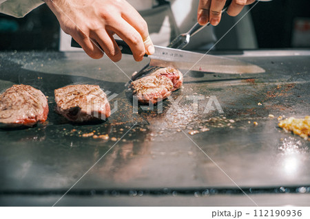 【#鉄板焼】ステーキ肉を焼くシェフの手元 【#鉄板焼】ステーキ肉を焼くシェフの手元 112190936