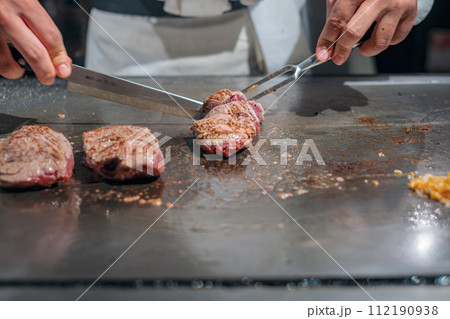 【#鉄板焼】ステーキ肉を焼くシェフの手元 【#鉄板焼】ステーキ肉を焼くシェフの手元 112190938