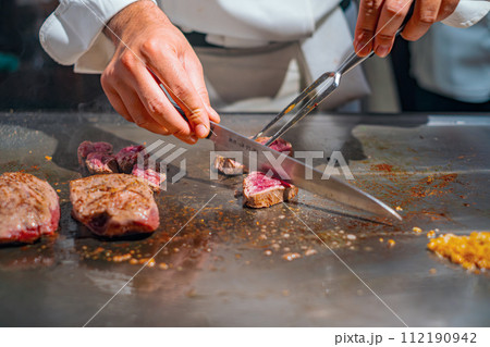 【#鉄板焼】ステーキ肉を焼くシェフの手元 112190942
