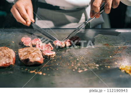 【#鉄板焼】ステーキ肉を焼くシェフの手元 【#鉄板焼】ステーキ肉を焼くシェフの手元 112190943