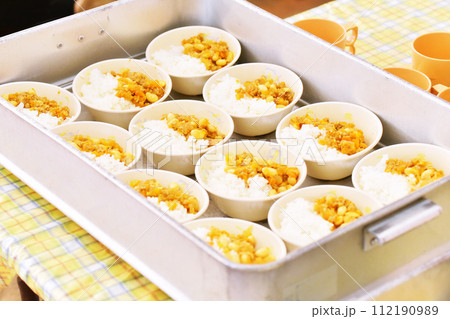 並べられた給食　学校給食　施設の食事　給食のおかず　配膳の様子　イメージ素材 112190989