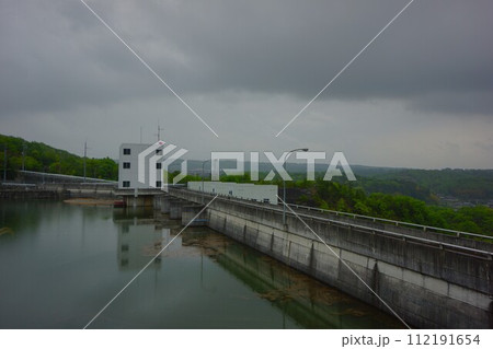 大川瀬ダムの堤体とダム湖 112191654