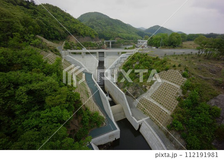 正面の橋から見る畑川ダムの堤体 112191981