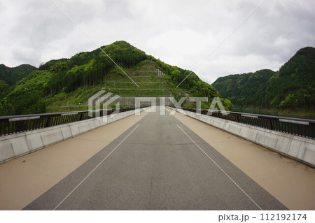 大山ダムの天端 112192174