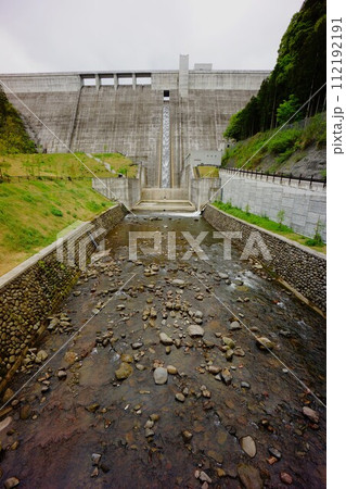 下流から見る大山ダムの堤体 下流から見る大山ダムの堤体 112192191
