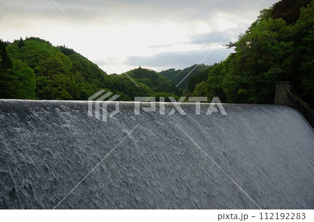 白水ダムの堤体越流する流水 112192283