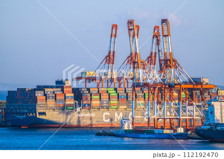 日本の横浜都市景観 本牧ふ頭に着岸したコンテナ船＝3月3日 112192470