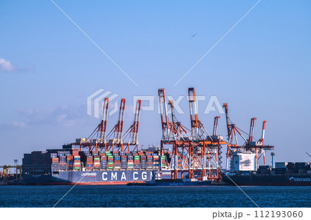日本の横浜都市景観 本牧ふ頭のコンテナ船CMA CGM PRIDE。右端はENGAGE＝3月3日 112193060