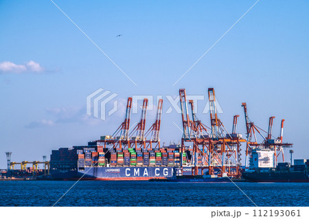 日本の横浜都市景観 本牧ふ頭のコンテナ船CMA CGM PRIDE。右端はENGAGE＝3月3日 112193061