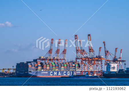 日本の横浜都市景観 本牧ふ頭のコンテナ船CMA CGM PRIDE。右端はENGAGE＝3月3日 112193062