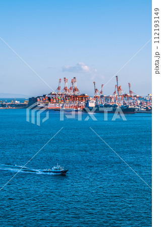 日本の横浜都市景観 本牧ふ頭のコンテナ船 PRIDE。右はENGAGE。手前はJUPITER＝3日 112193149