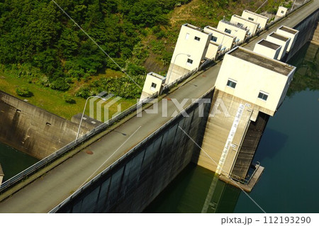展望台からの蓮ダムの天端 112193290