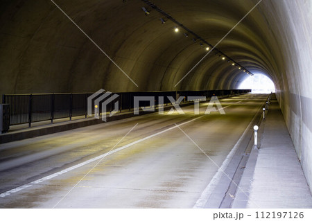 トンネルを抜けると光 トンネルを抜けると光 112197126
