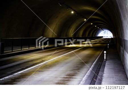 トンネルを抜けると光 112197127