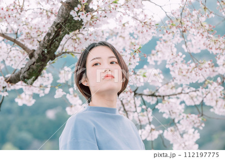 桜の名所を観光する女性 桜の名所を観光する女性 112197775