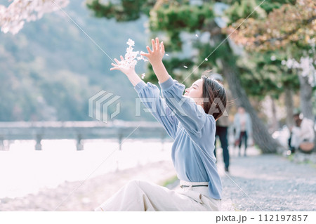 桜の名所を観光する女性 112197857