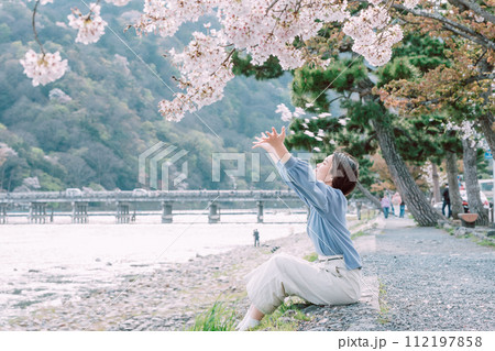 桜の名所を観光する女性 桜の名所を観光する女性 112197858