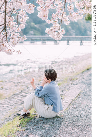 桜の名所を観光する女性 桜の名所を観光する女性 112197866