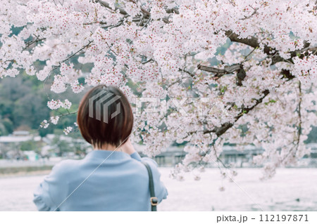 桜の名所を観光する女性 桜の名所を観光する女性 112197871