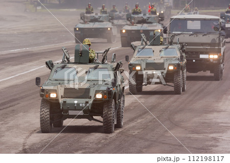 観閲行進する陸上自衛隊軽装甲機動車 112198117