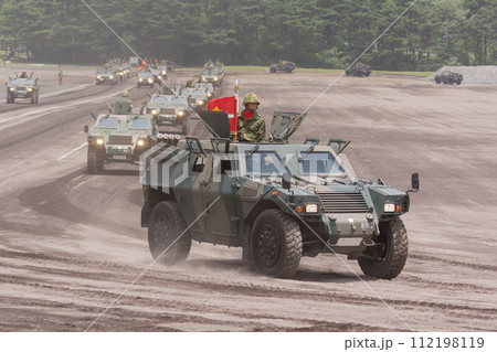 観閲行進する陸上自衛隊軽装甲機動車 観閲行進する陸上自衛隊軽装甲機動車 112198119