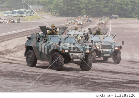 観閲行進する陸上自衛隊軽装甲機動車 観閲行進する陸上自衛隊軽装甲機動車 112198120