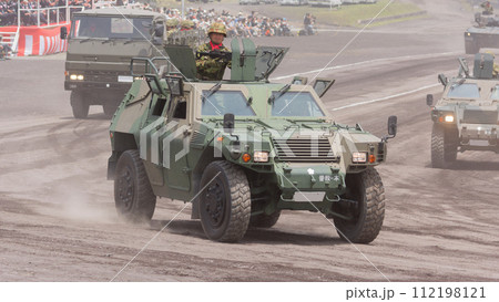 観閲行進する陸上自衛隊軽装甲機動車 観閲行進する陸上自衛隊軽装甲機動車 112198121