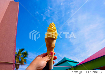 青空の下でジェラートを食べる 青空の下でジェラートを食べる 112198137
