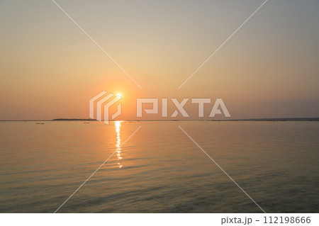 海に沈む夕日 112198666