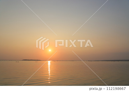 海に沈む夕日 海に沈む夕日 112198667