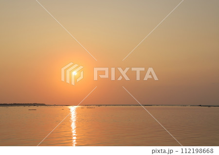 海に沈む夕日 海に沈む夕日 112198668