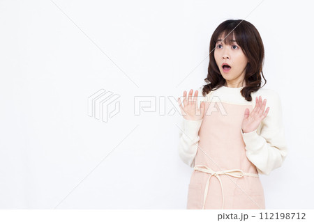 びっくり驚いている主婦 びっくり驚いている主婦 112198712