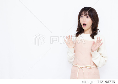 びっくり驚いている主婦 びっくり驚いている主婦 112198713